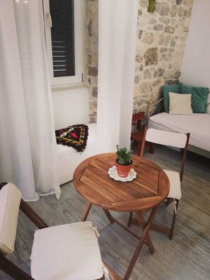 Habitación cuádruple | Escritorio, sistema de insonorización, wifi gratis y ropa de cama