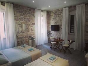 Chambre Quadruple | Bureau, chambres insonorisées, Wi-Fi gratuit, draps fournis