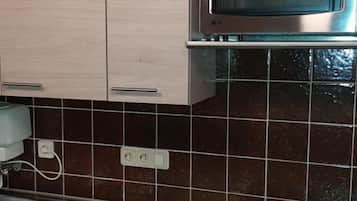 KĂŒhlschrank, Mikrowelle, Wasserkocher mit Kaffee-/Teezubehör, Toaster