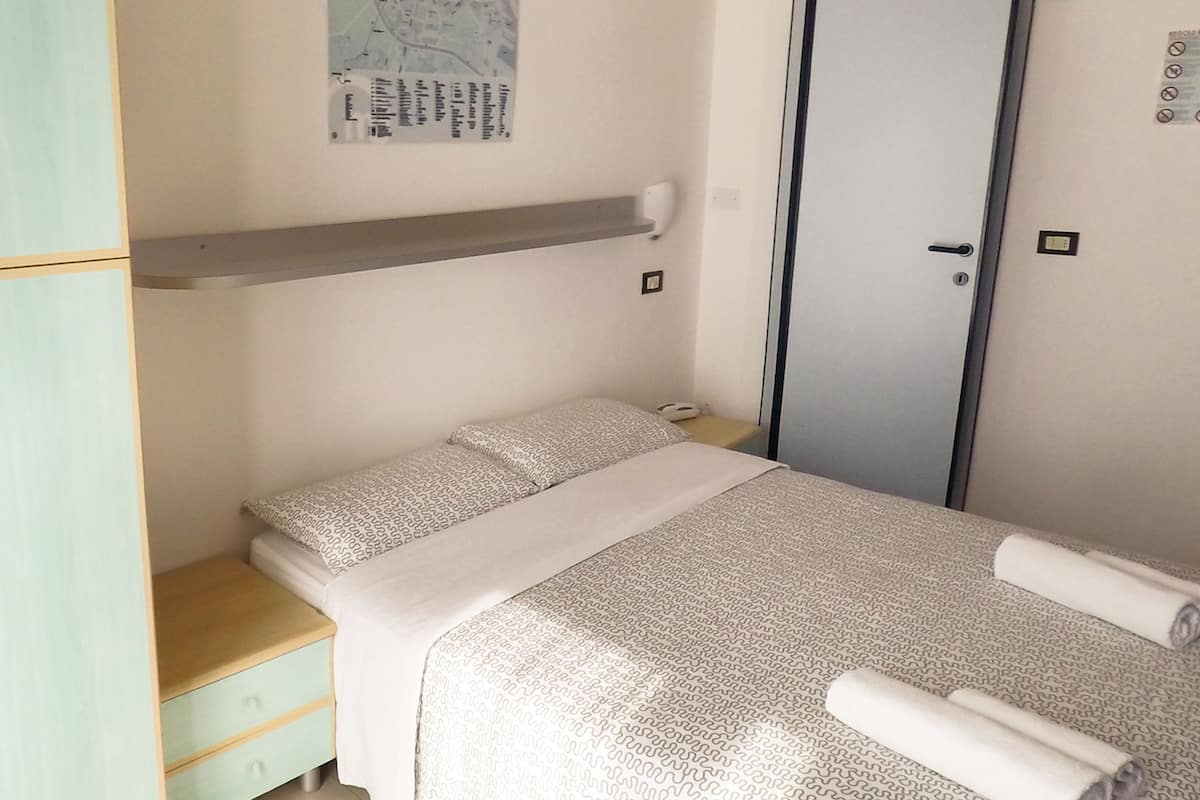 Habitación con 1 cama doble o 2 individuales | Edredones de plumas, caja fuerte, cortinas opacas y wifi gratis
