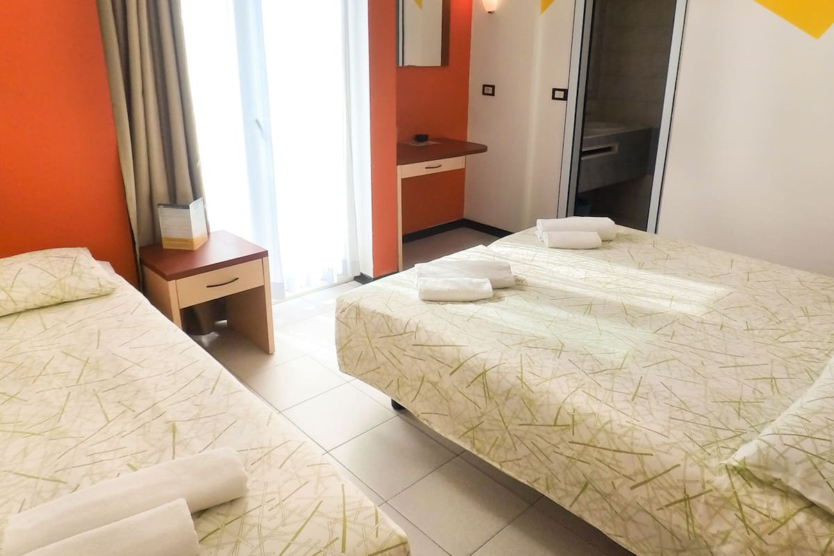 Habitación triple | Edredones de plumas, caja fuerte, cortinas opacas y wifi gratis
