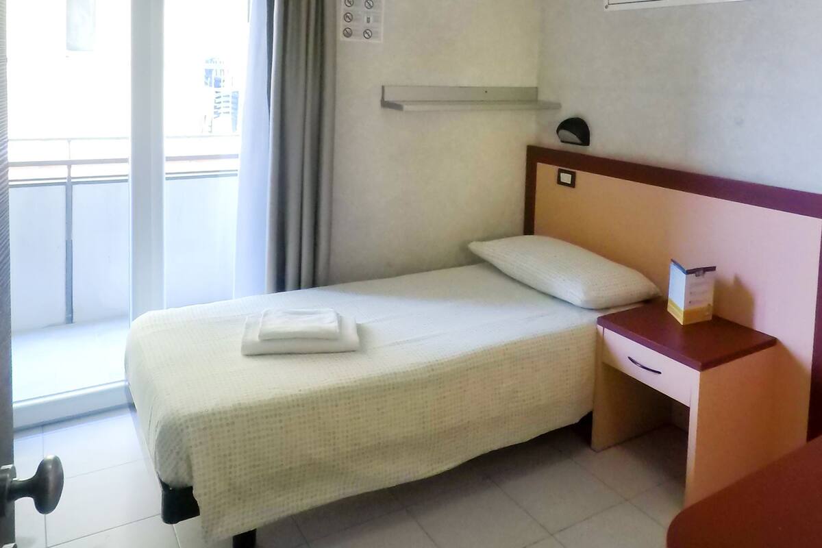 Habitación individual | Edredones de plumas, caja fuerte, cortinas opacas y wifi gratis