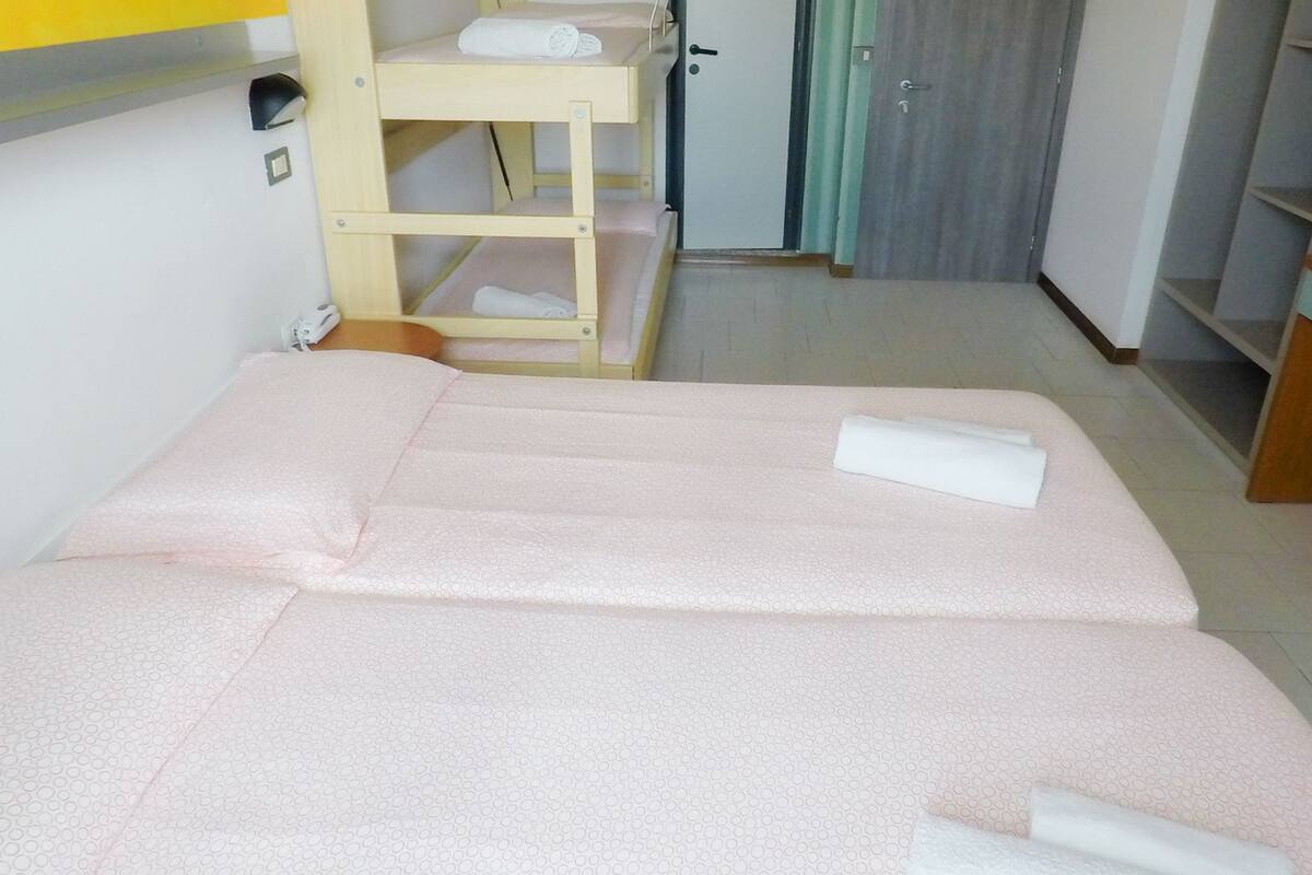 Habitación cuádruple | Edredones de plumas, caja fuerte, cortinas opacas y wifi gratis