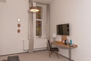 Skrivebord, blendingsgardiner, lydisolert og strykejern/-brett