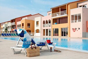 Una piscina al aire libre de temporada