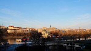 Une vue urbaine comprenant des bâtiments historiques, une rivière et un pont.