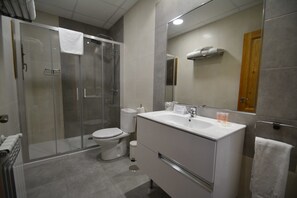 Habitación doble superior | Baño | Artículos de higiene personal gratuitos y toallas