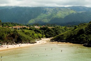 On the beach, white sand, fishing - Hotel y Apartamentos El Camín (Llanes)