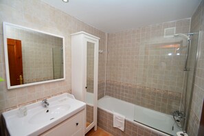Apartamento, 1 habitación | Baño | Artículos de higiene personal gratuitos y toallas