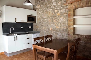Appartement, 1 chambre | Repas dans la chambre