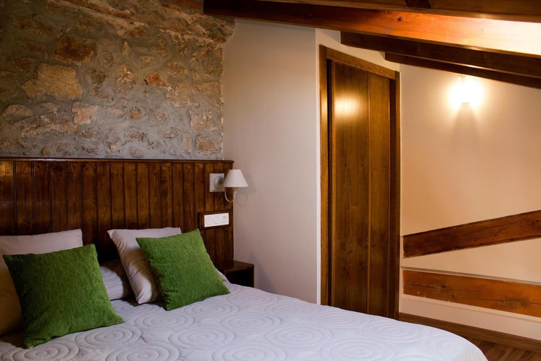 premium bedding, desk, free wifi, bed sheets