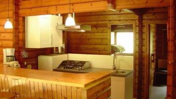 Een koelkast, een magnetron, een koffiezetapparaat/waterkoker