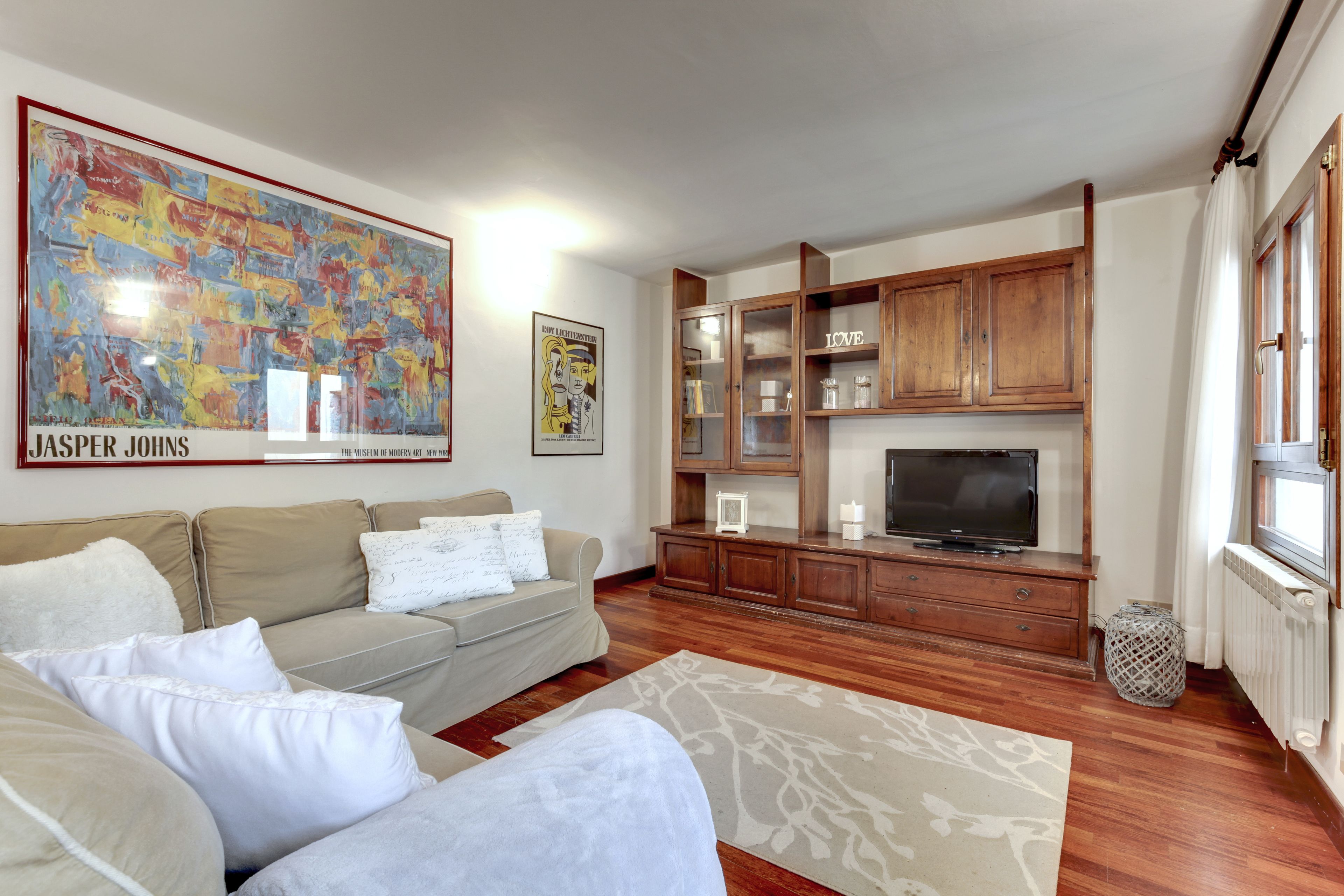 公寓, 2 间卧室 | 客厅 | 35-英寸电视（配备数码频道）