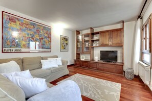 Apartment, 2 Schlafzimmer | Wohnzimmer | 35-Zoll-Fernseher mit Digitalempfang