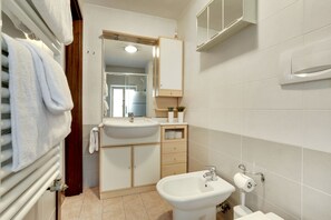 Apartment, 2 Schlafzimmer | Badezimmer | Dusche, Regendusche, kostenlose Toilettenartikel, Haartrockner