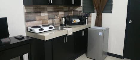 Full-size fridge, microwave, stovetop, electric kettle