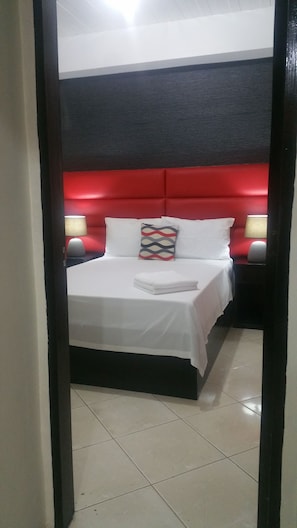 Cofres nos quartos, escrivaninha, ferros/tábuas de passar roupa