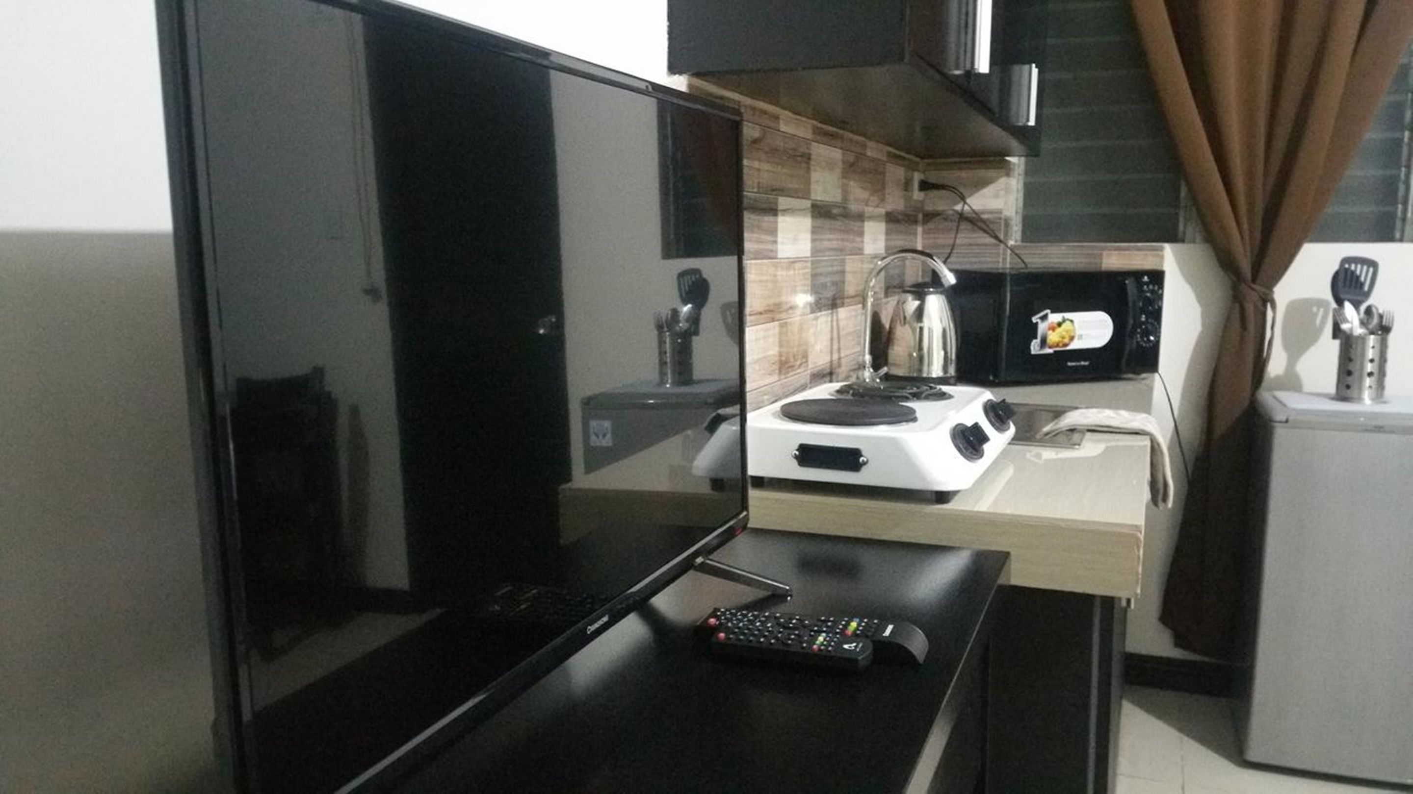 Full-sized fridge, microwave, stovetop, electric kettle