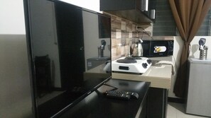 Großer Kühlschrank, Mikrowelle, Herdplatte, Wasserkocher