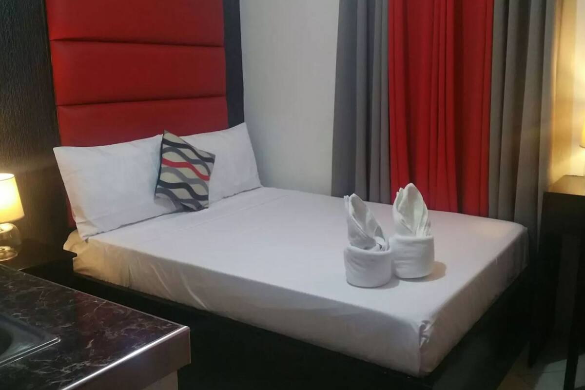 Coffres-forts dans les chambres, bureau, fer et planche à repasser