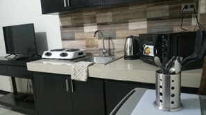Full-sized fridge, microwave, stovetop, electric kettle - Luxury Suites 5 (Angeles City)