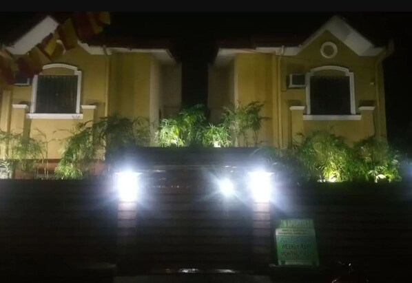 Fassade der Unterkunft – Abend/Nacht