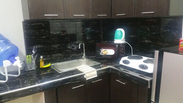 Apartamento, 1 quarto | Cozinha privada | Geladeira grande, micro-ondas, cooktop, chaleira elétrica