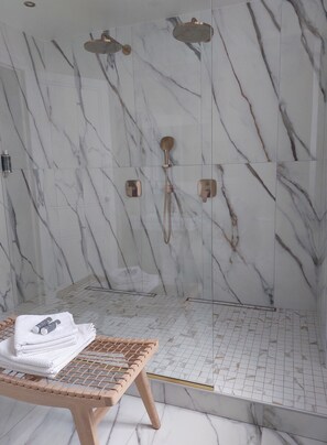 Deluxe Double or Twin Room, Ensuite, Park View (Rose Garden) | Bathroom - Château Haute Roche (Oudon)