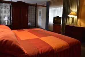 Iron/ironing board, free WiFi, bed sheets