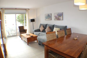 TV - Torre Quimeta 3A - Three Bedroom Apartment, Sleeps 6 (Roses)