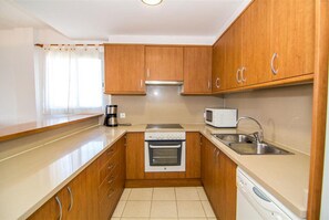 Fridge, microwave, dishwasher, coffee/tea maker - Torre Quimeta 3A - Three Bedroom Apartment, Sleeps 6 (Roses)