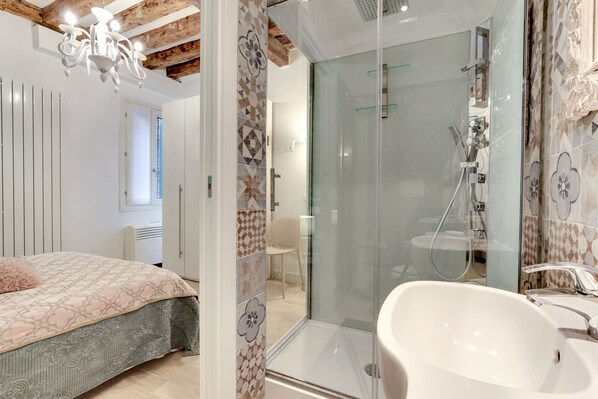 Apartment, 2 Bedrooms | Bathroom | Shower, rainfall showerhead, hair dryer, towels