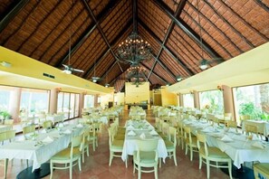 Se sirven desayunos, almuerzos y cenas; cocina internacional