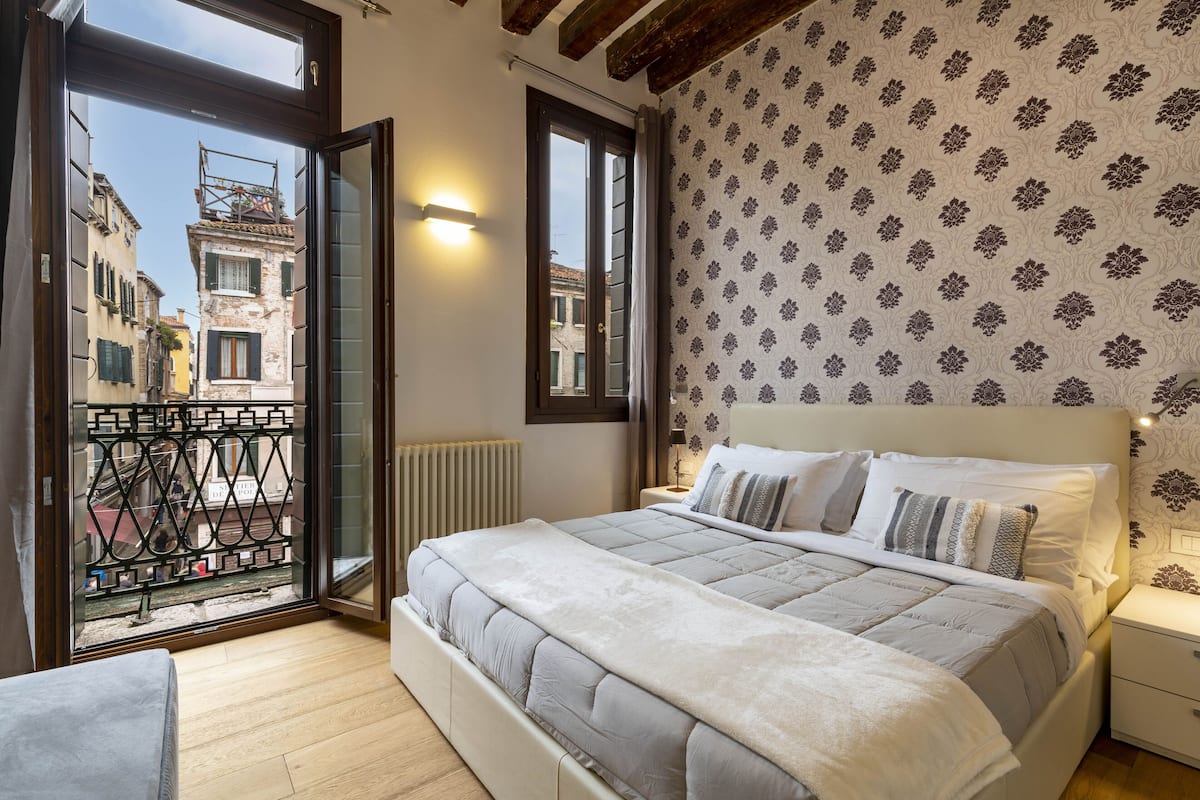2 bedrooms, iron/ironing board, cots/infant beds, free WiFi