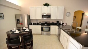 Apartment, Multiple Bedrooms | Private kitchen - 715COV (Davenport)