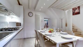 Apartment, 3 Schlafzimmer | Eigene Küche | Großer Kühlschrank, Mikrowelle, Herdplatte, Geschirrspüler