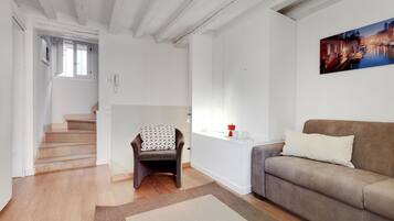 Apartment, 3 Schlafzimmer | Wohnbereich | Fernseher