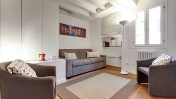 Apartment, 3 Schlafzimmer | Wohnzimmer | Fernseher