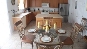 Appartement, plusieurs chambres | Restauration dans la chambre