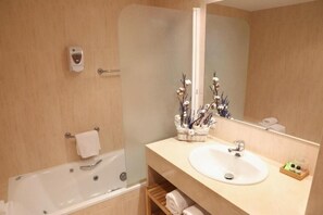 Habitación superior | Baño | Artículos de higiene personal gratuitos, secador de pelo y toallas