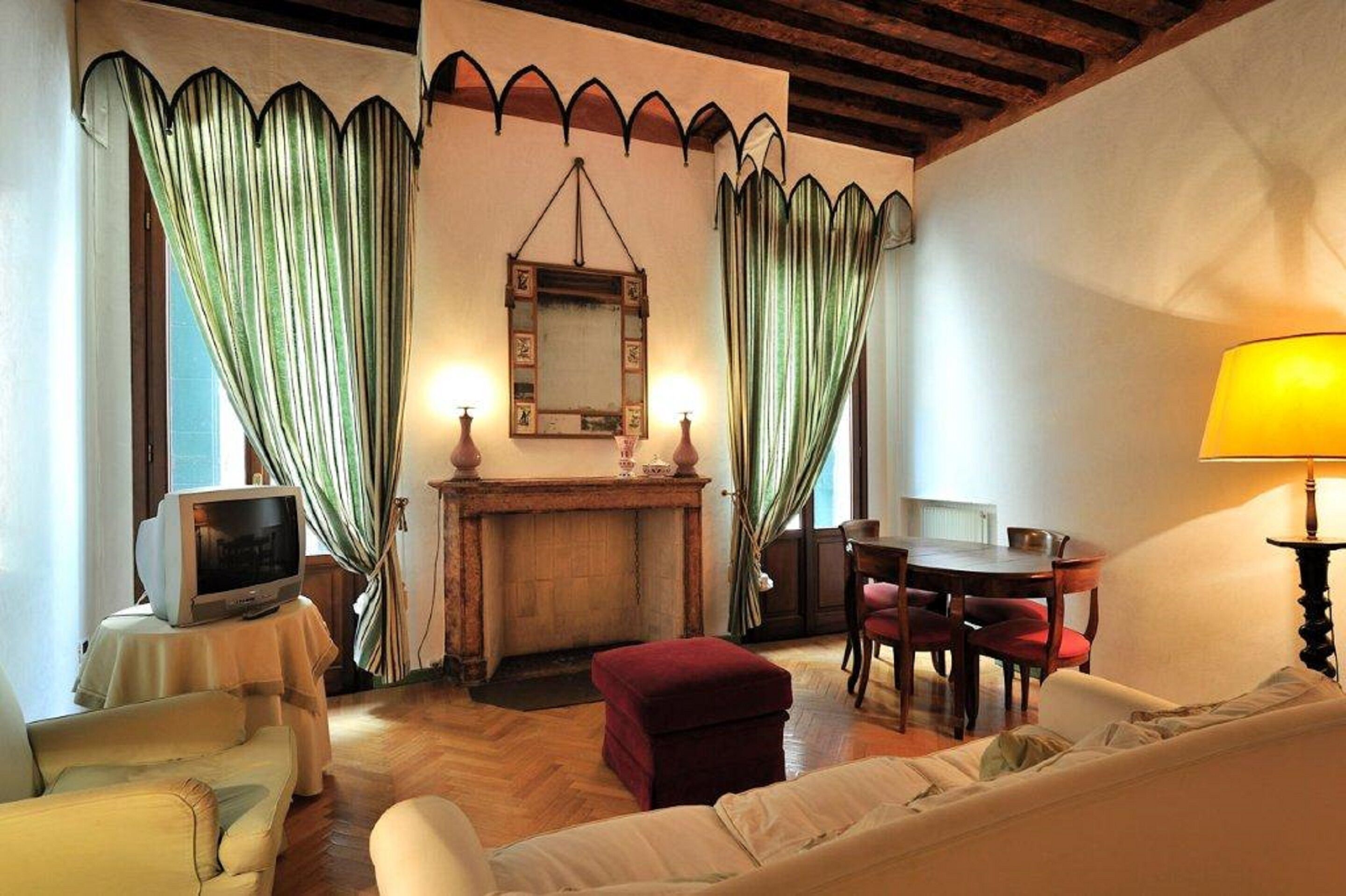 Apartamento, 2 habitaciones | Zona de estar | Una televisión
