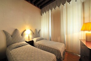 2 habitaciones, tabla de planchar con plancha, cunas y wifi gratis