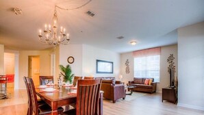 Apartment, Mehrere Schlafzimmer | Essbereich im Zimmer