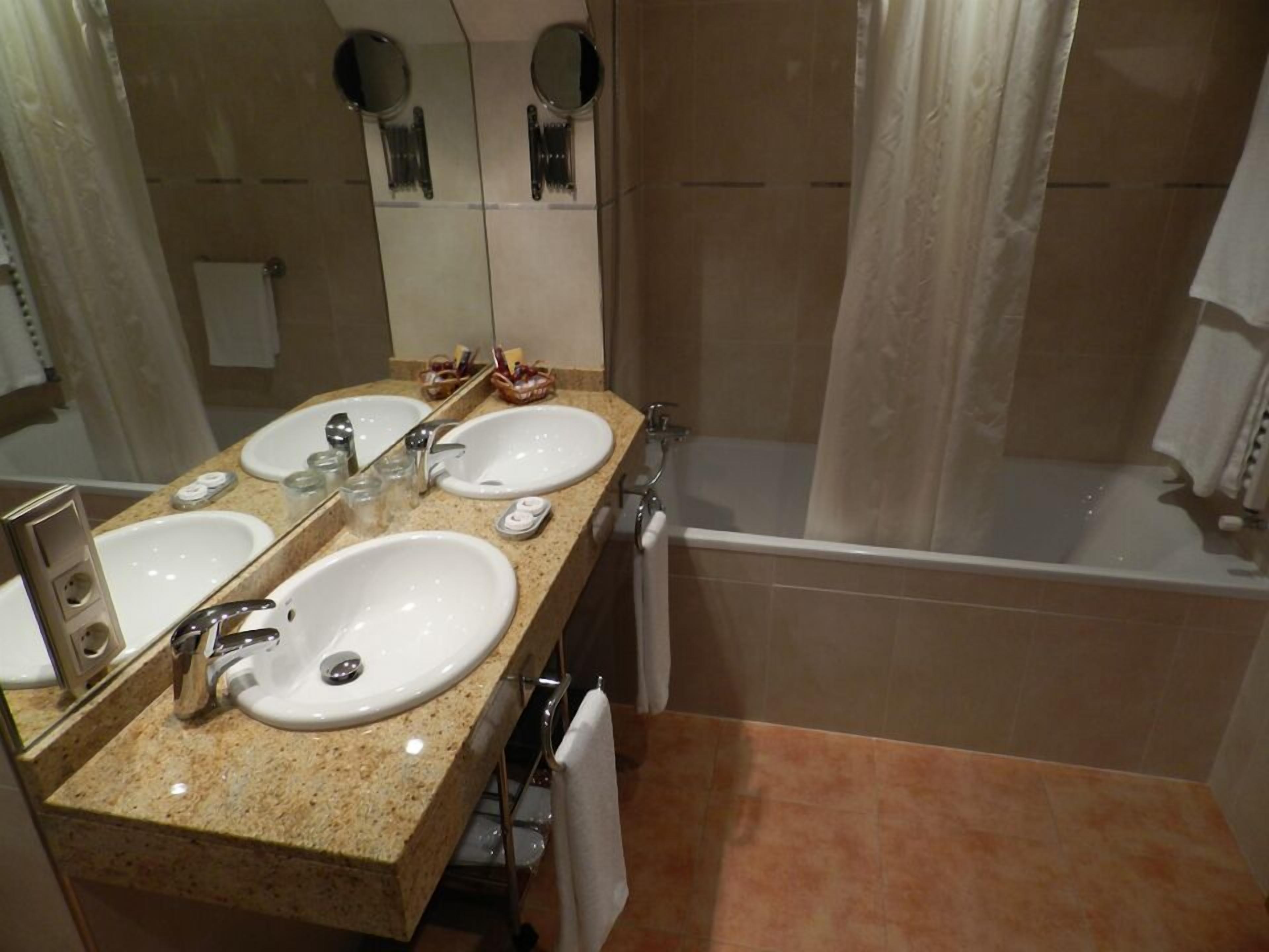 suite | bathroom | combined shower/bathtub, free toiletries, hair dryer, towels