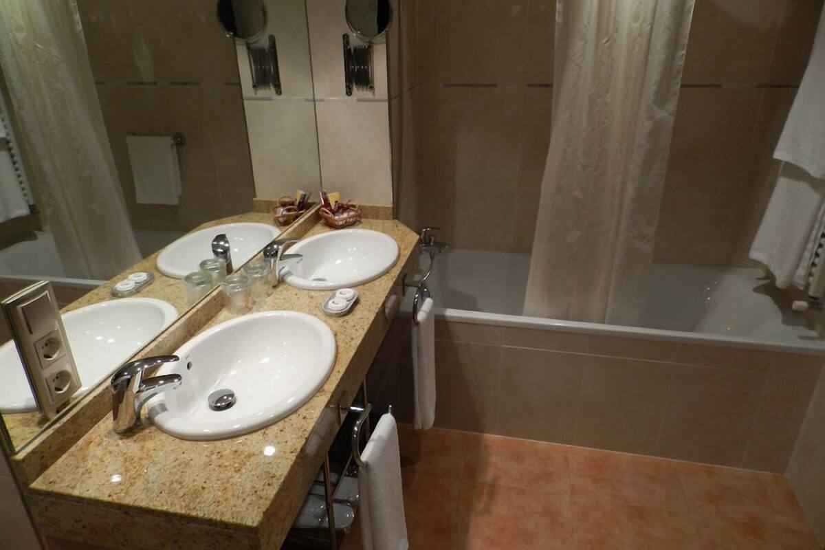 suite | bathroom | combined shower/bathtub, free toiletries, hair dryer, towels