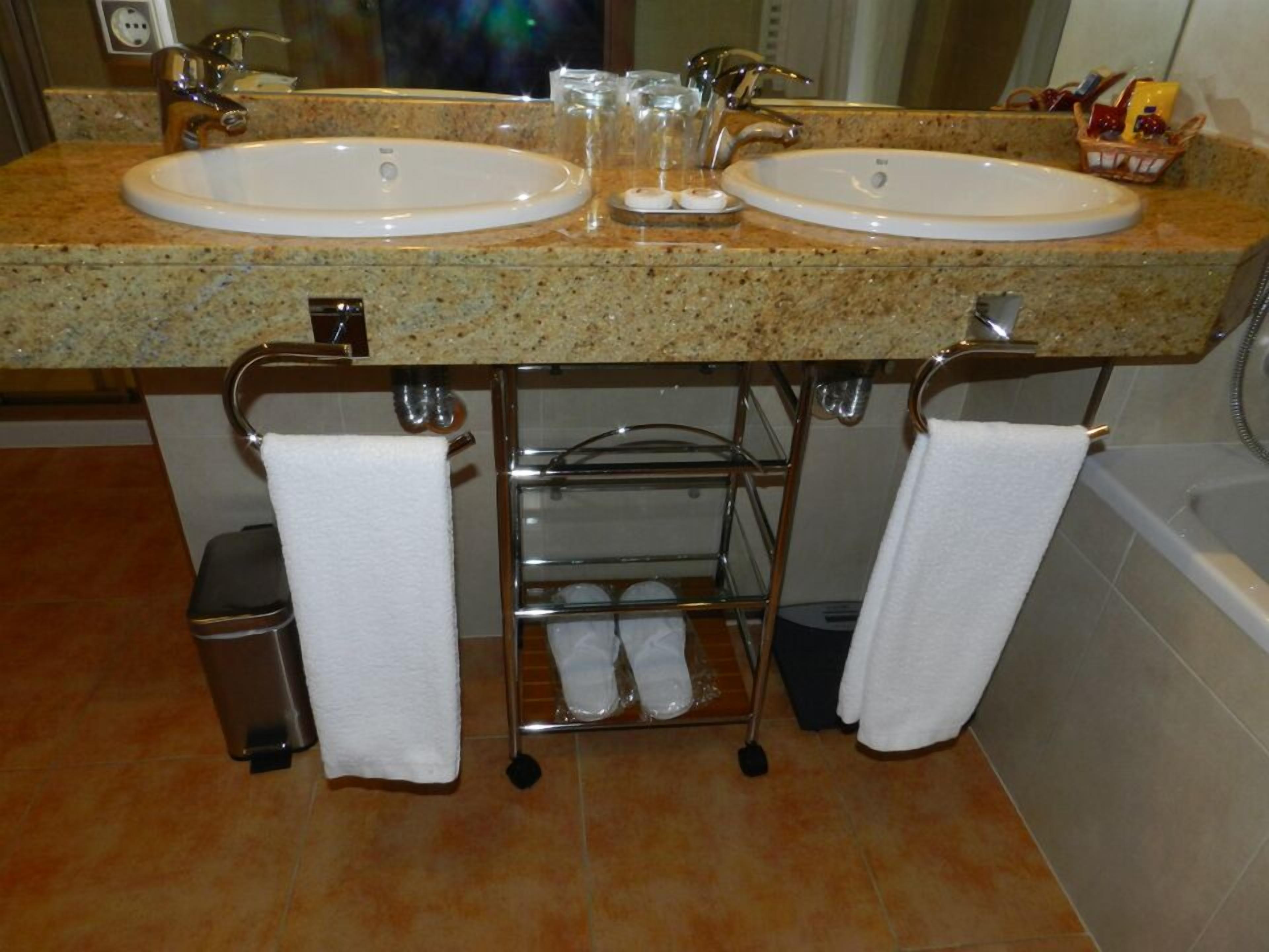 suite | bathroom | combined shower/bathtub, free toiletries, hair dryer, towels