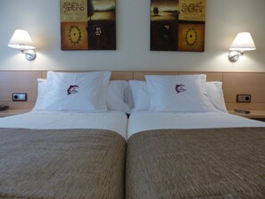 Minibar, in-room safe, desk, soundproofing - Hotel Les Truites (Pas de la Casa)