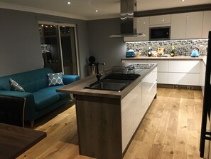 Casa de campo, 4 habitaciones, vista al río | Cocina privada | Refrigerador, microondas, horno y parrilla de estufa 
