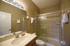 Apartamento, varias habitaciones | Baño