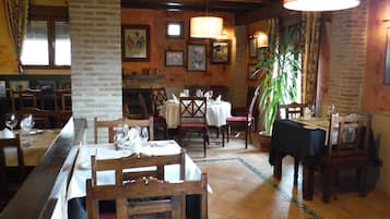 Ofereix vistes a la piscina i s'hi serveixen esmorzars, dinars i sopars